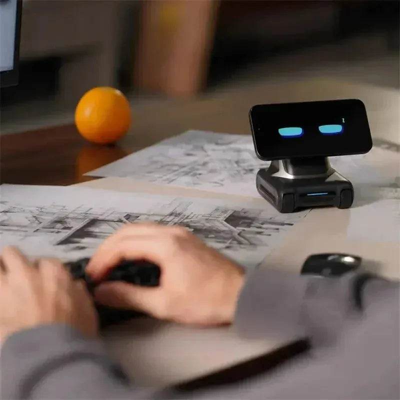 LOOI Smartphone Desktop Robot - SmartPursue™